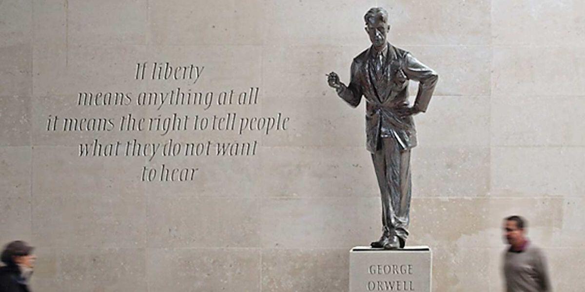 Άγαλμα του Τζορτζ Όργουελ στο κτίριο του BBC