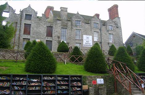 Το βιβλιοπωλείο Honesty στη θρυλική βιβλιούπολη Hay-on-Wye στην Ουαλία