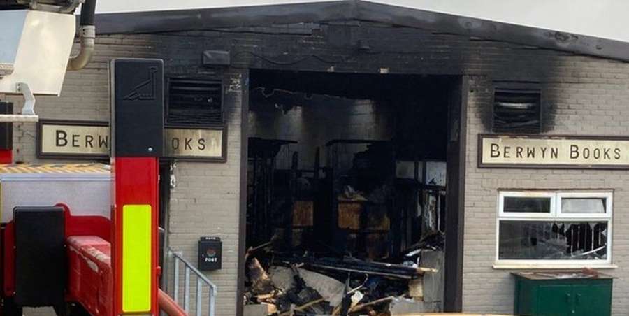 Πυρκαγιά κατέστρεψε 400.000 βιβλία, επιστολές και περιοδικά σε βιβλιοπωλείο της Ουαλίας