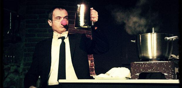 Ο Δημήτρης Μητσοτάκης παρουσιάζει τη θεατρική-μουσική παράσταση «Καυτή σούπα σε υπόγειο»